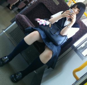 【画像】電車で女子高生チラチラ見てる成人男性ちょっとこいｗｗｗ