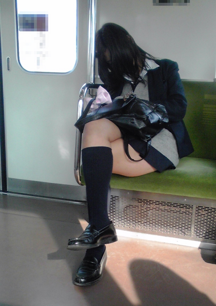【画像】電車内女子高生密着勃起奴ｗｗｗｗ