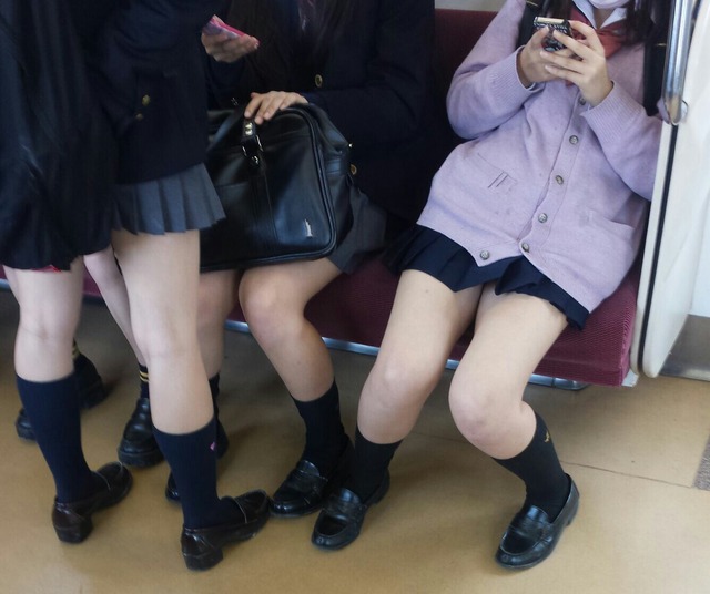 【画像】油断しまくり女子高生in電車