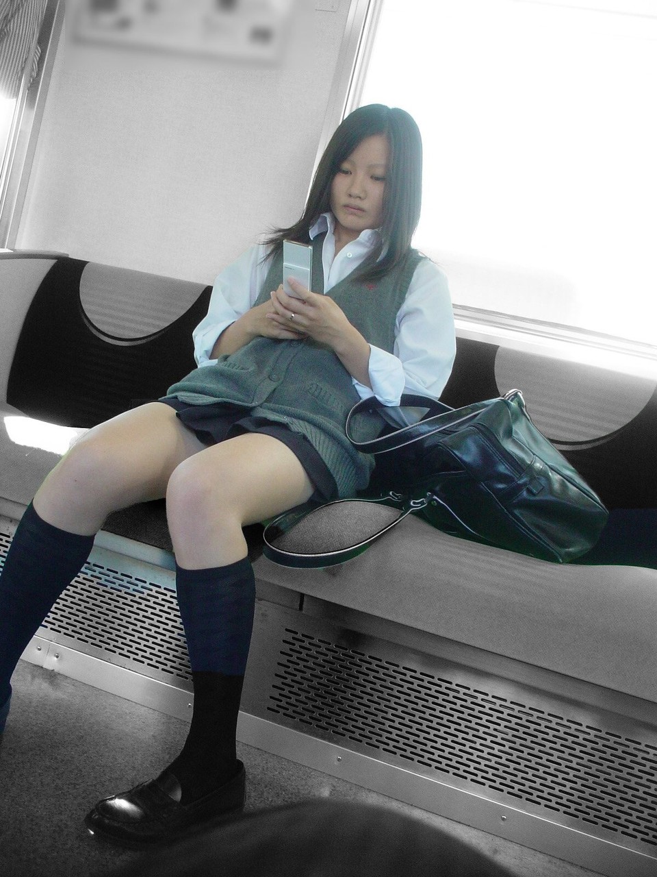 【画像】電車で景色見るフリしてJK見るよな？ｗｗｗ
