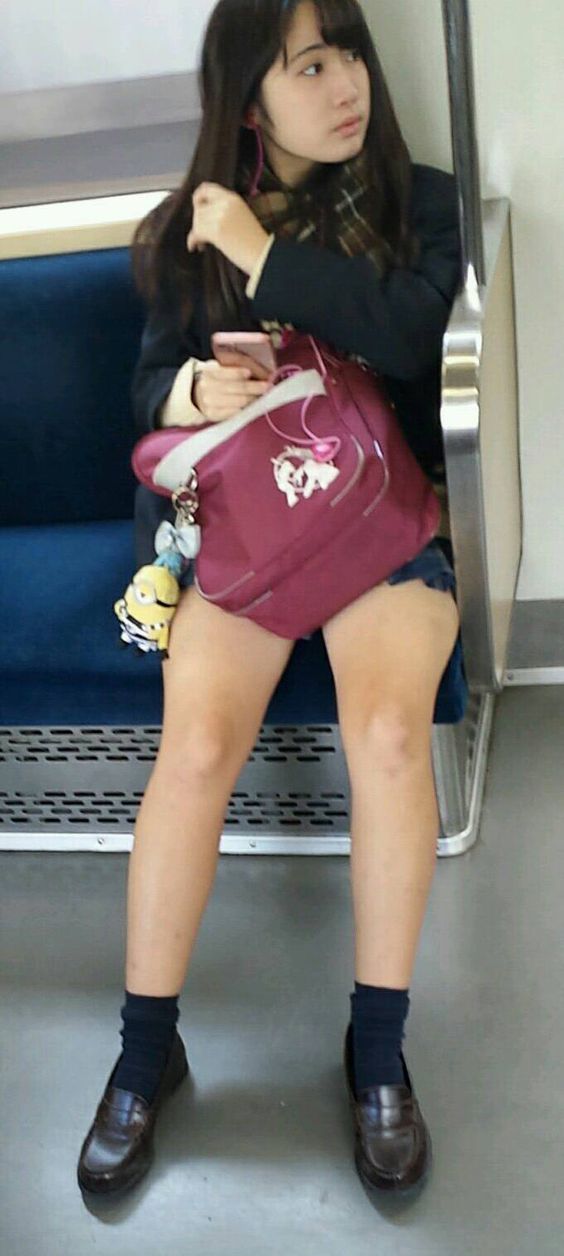 【画像】電車通学の女子高生をパシャリ