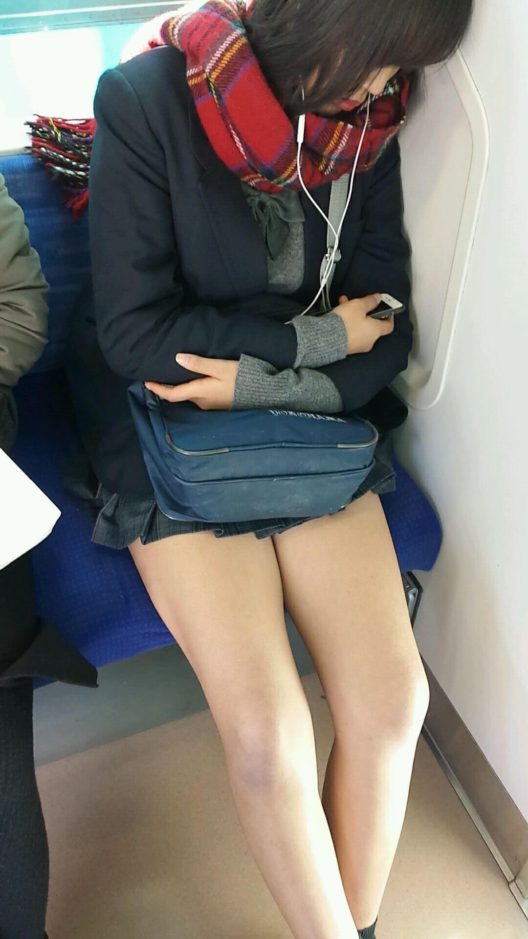 【画像】電車内で女子高生の隣ゲットやつ