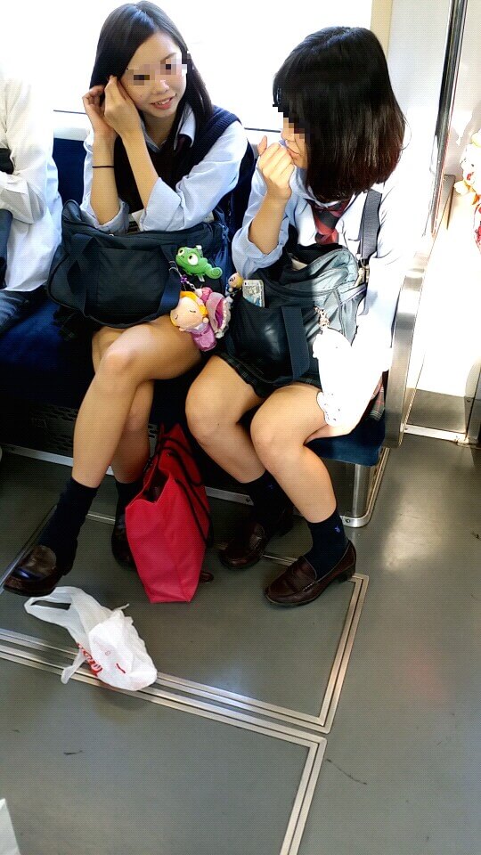 【画像】電車内でJKを発見！(ｽﾏﾎ…ｯｽ)