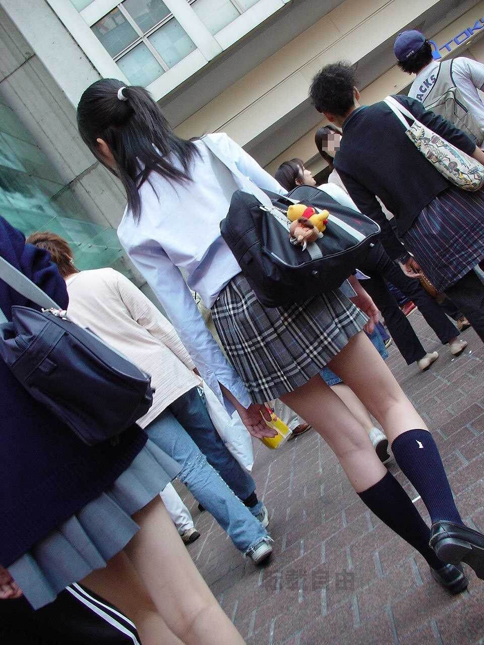【画像】女子高生のスケスケシャツを目の前に理性を保てるか・・・
