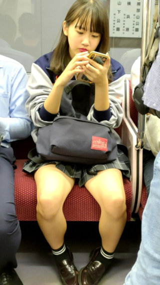 【画像】電車で女子高生の正面からこっそりスマホで盗撮奴、ちょっとこい