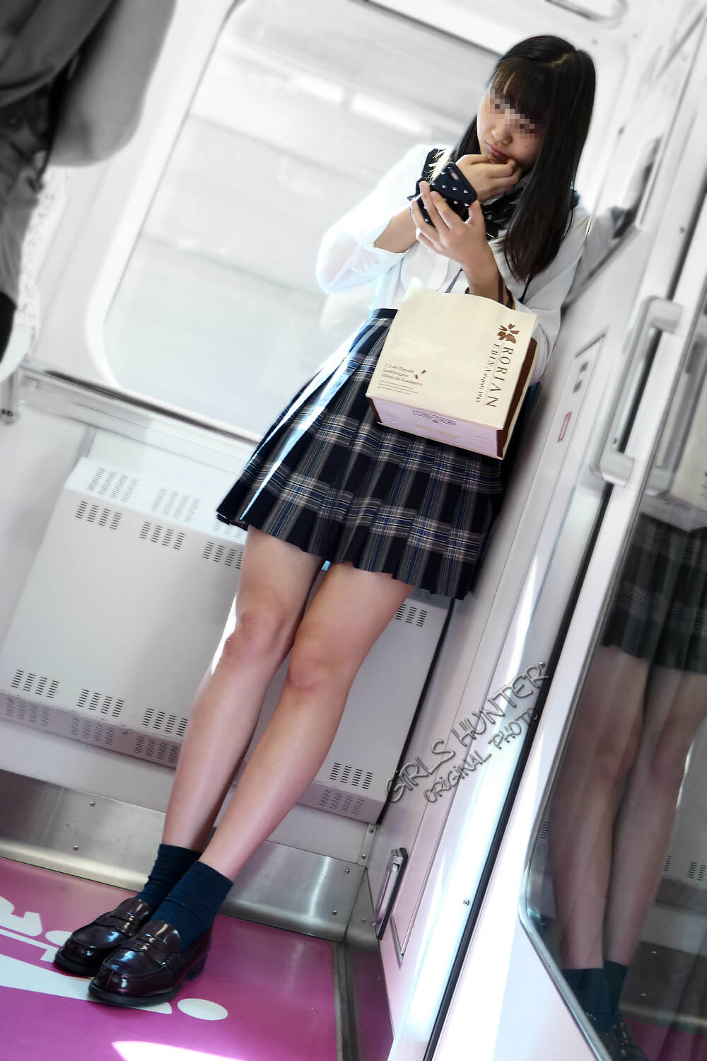 【画像】駅や電車で女子高生をこっそり盗撮犯の証拠写真がこれだ！