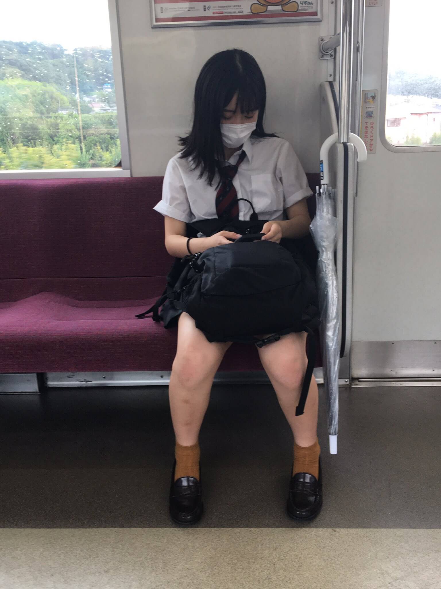 【画像】電車で女子高生の対面に座ってスマホでパシャリ奴ｗｗ