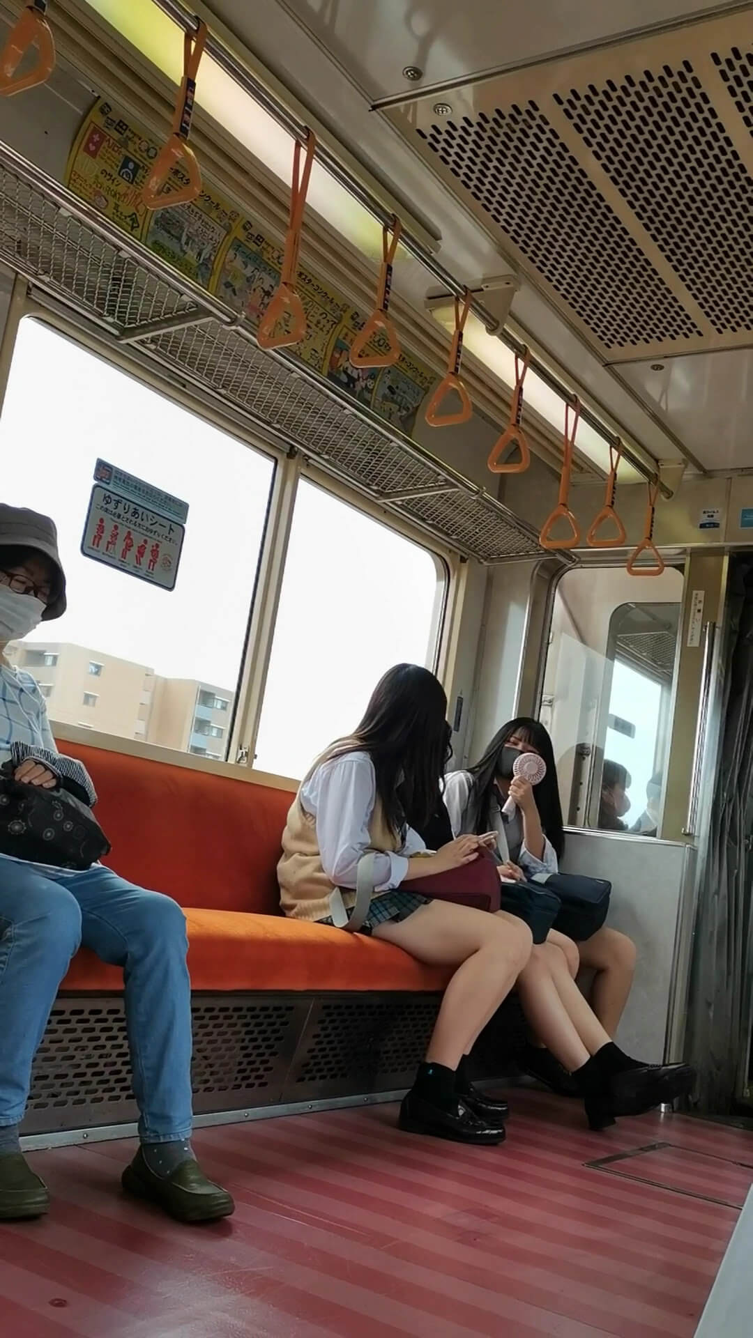【動画像】電車内のＪＫちゃんを超高画質で捉えたドエロい盗撮風動画がヤバイ