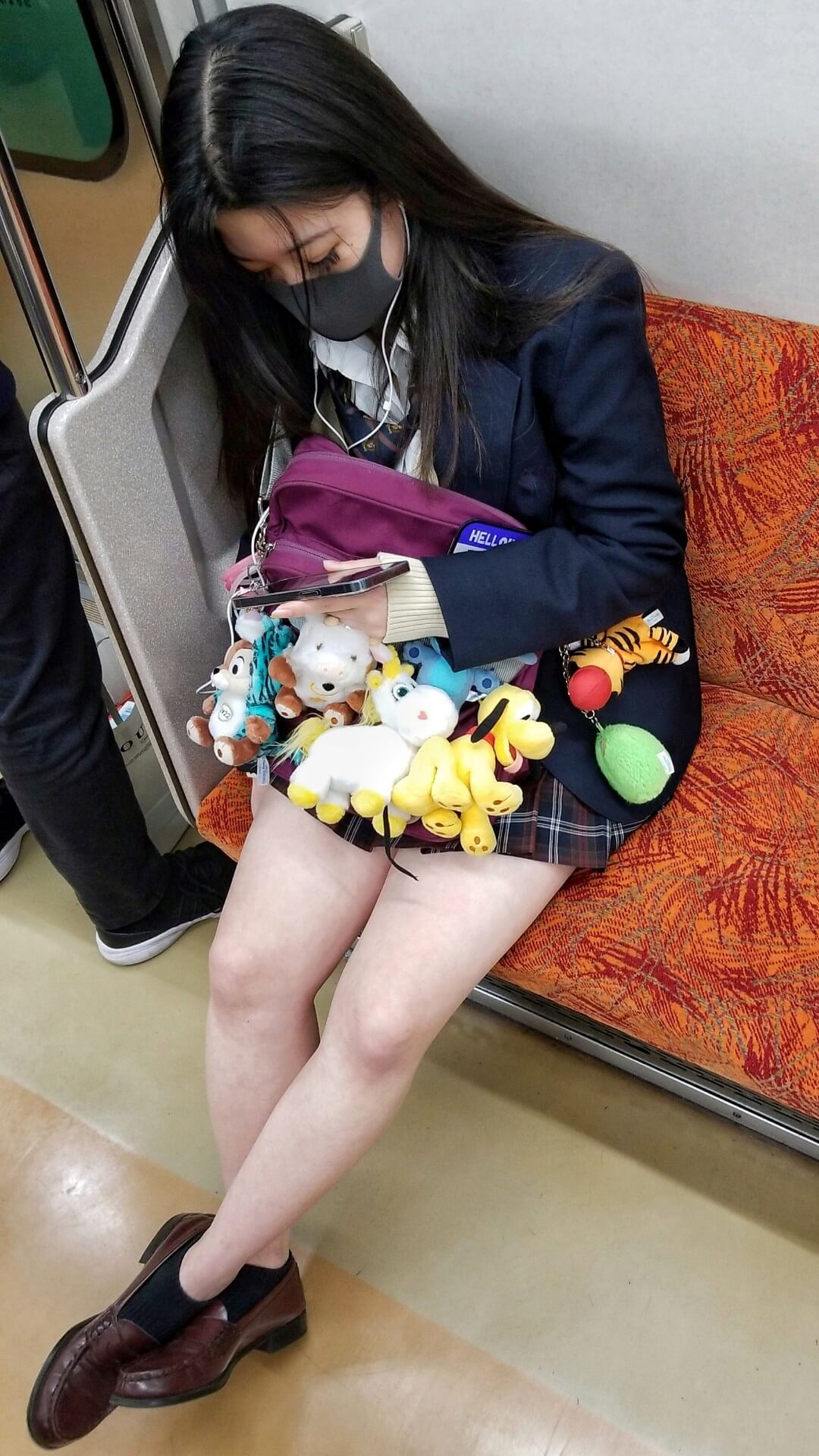 【画像】電車でこんな女子高生たちの隣にさりげなく座る方法ある？ｗｗ