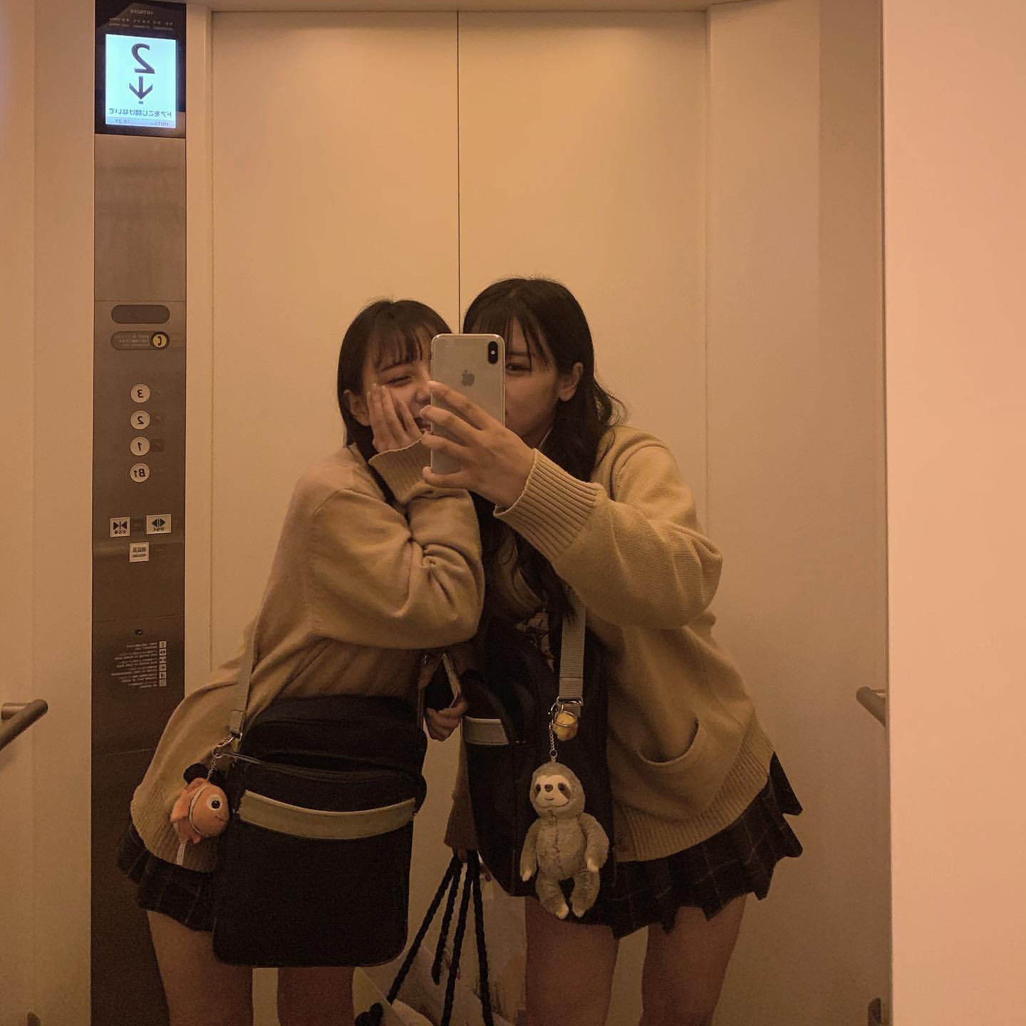 【画像】マジックミラーだったらｼｺｼｺ間違いなしの鏡で自撮り女子高生