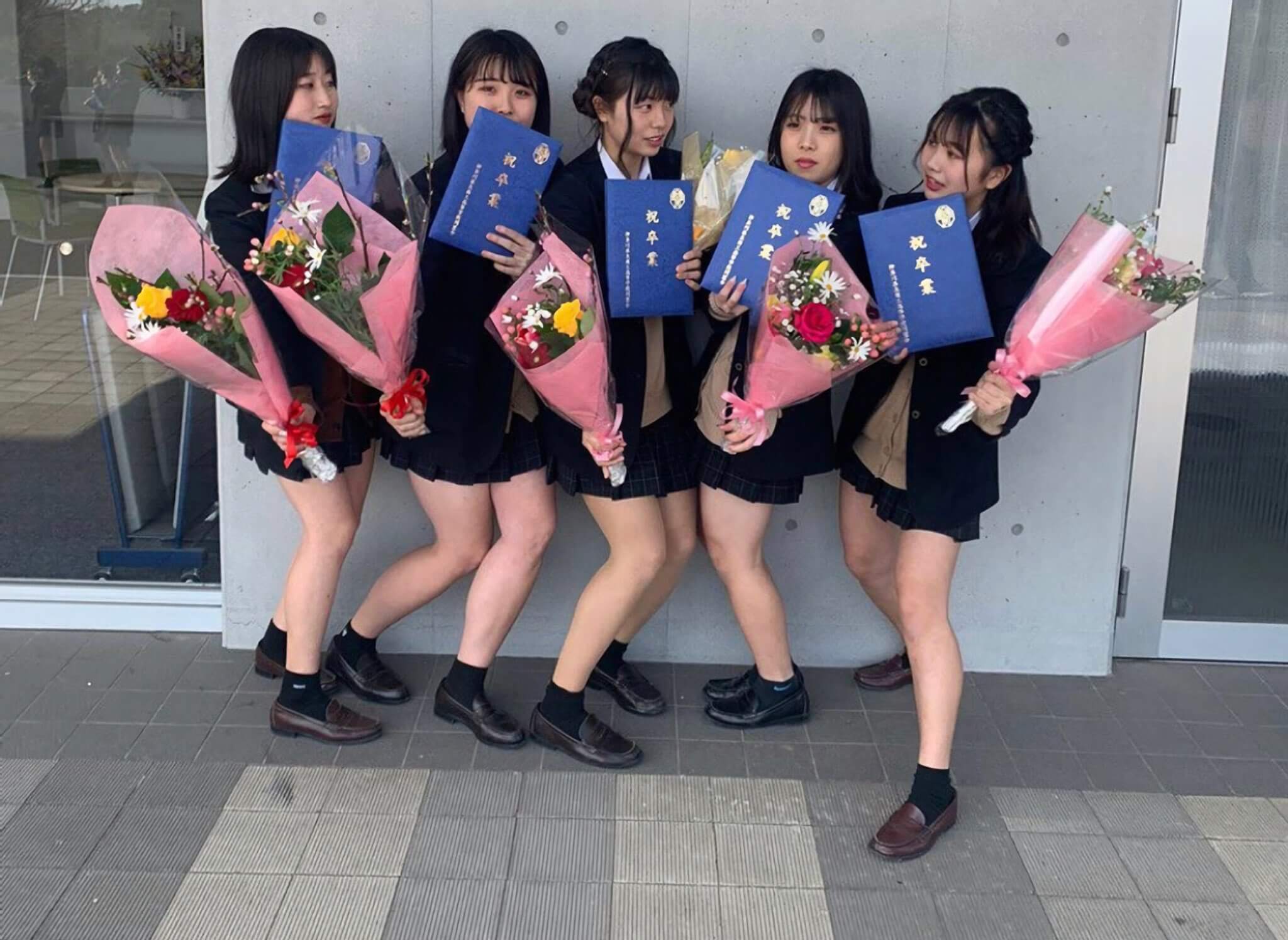 【画像】卒業式で友達と最後の一枚を撮る女子高生たち