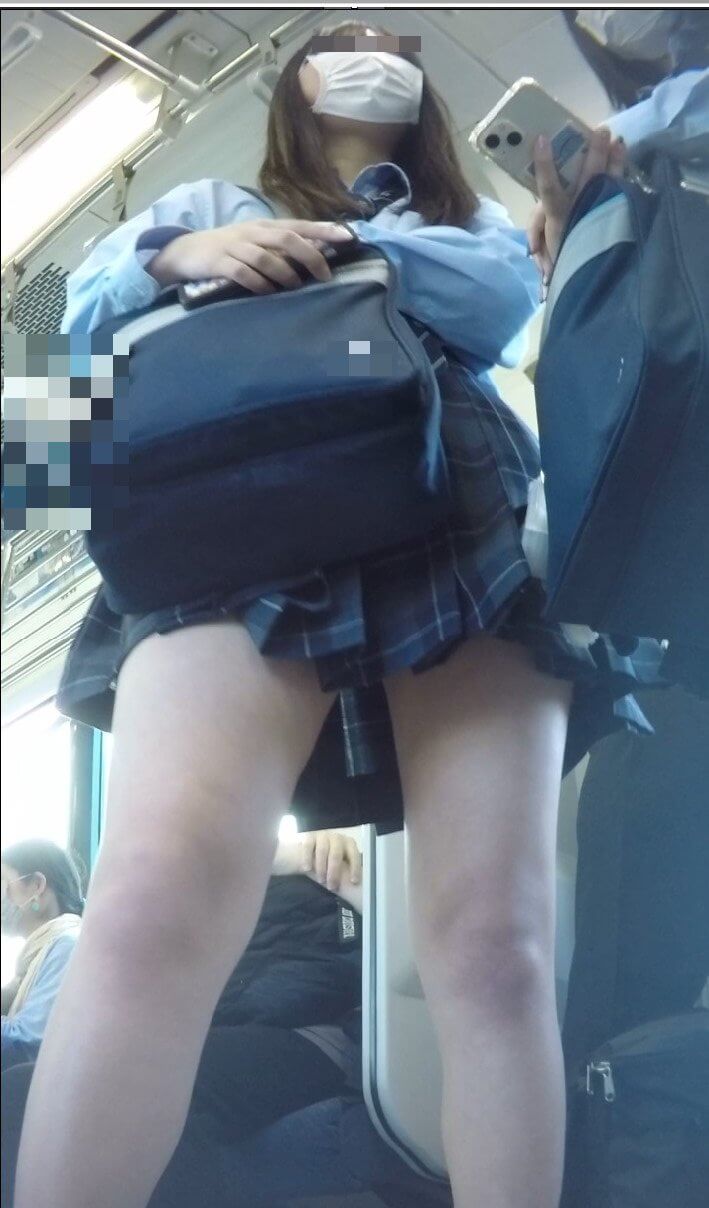 【画像】※電車内の女子高生をカバンに仕込んだカメラで撮影した参考写真です。