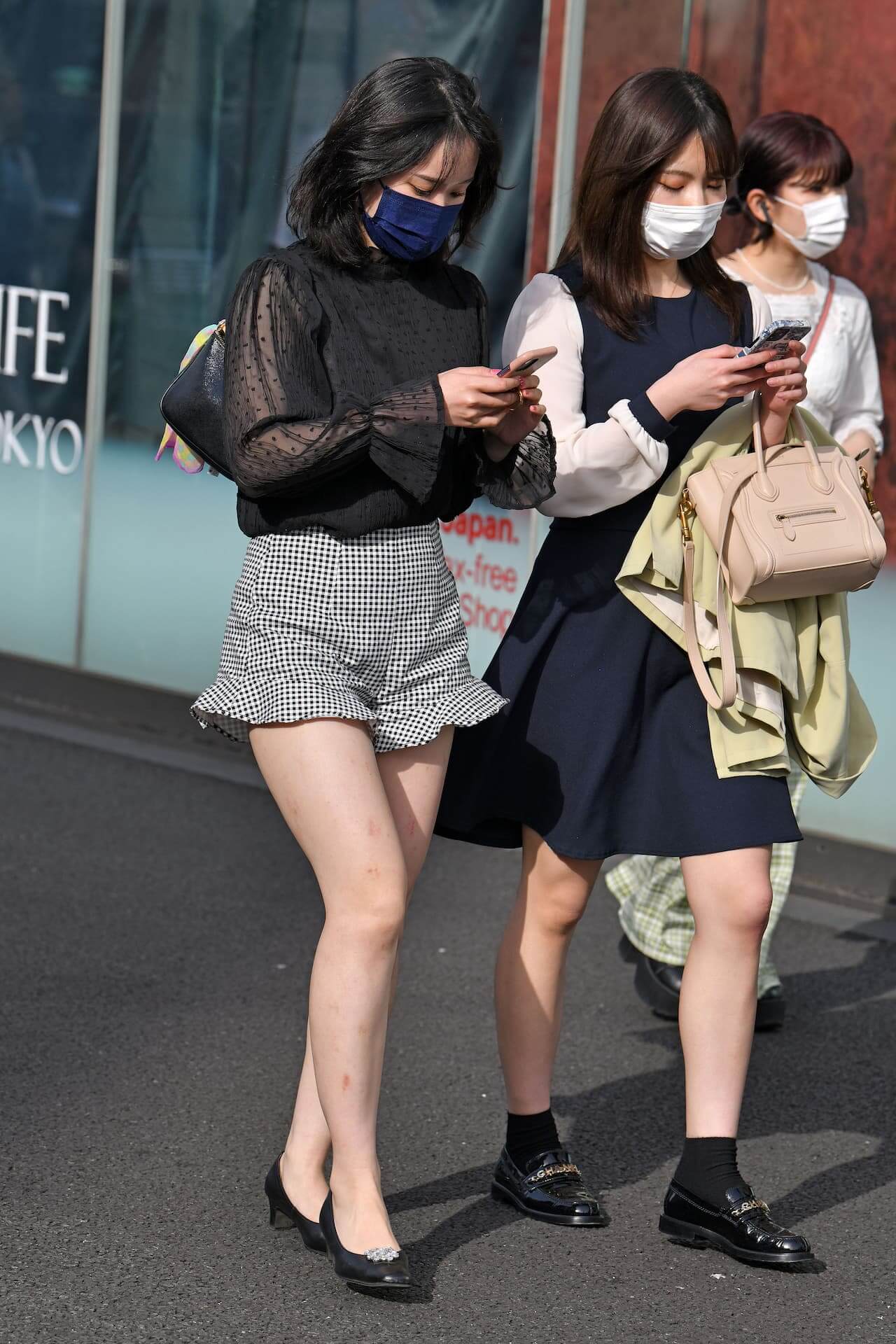 【画像】女子高生と思しき女の子たちの街撮り私服の一眼写真