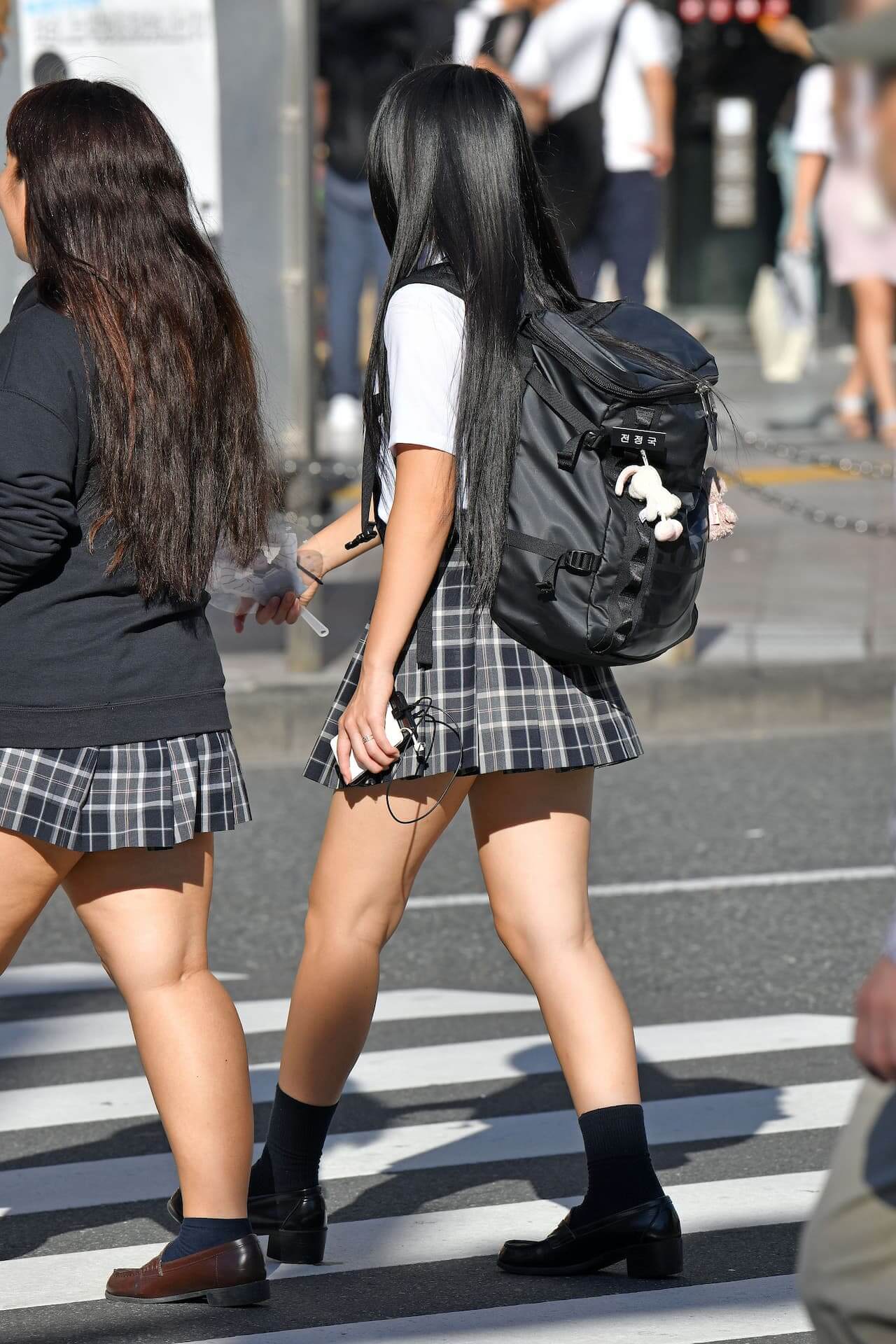 【画像】スマホ見てるふりして薄ら横目で追ってしまう街撮り女子高生