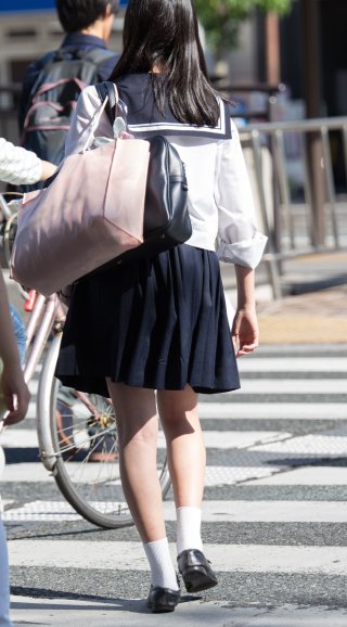 【画像】街で見かけたらつい目で追ってしまう女子高生さん