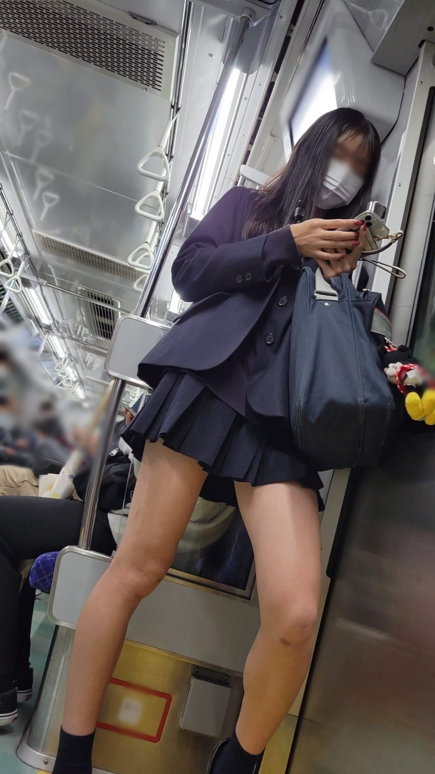 【画像】電車内に女子高生が居たら横目でチラチラ見てしまうよなｗｗ