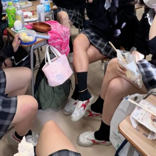 【画像】女子高生に目の前でこんな風に足組みされてもむしろ感謝だよなｗｗ