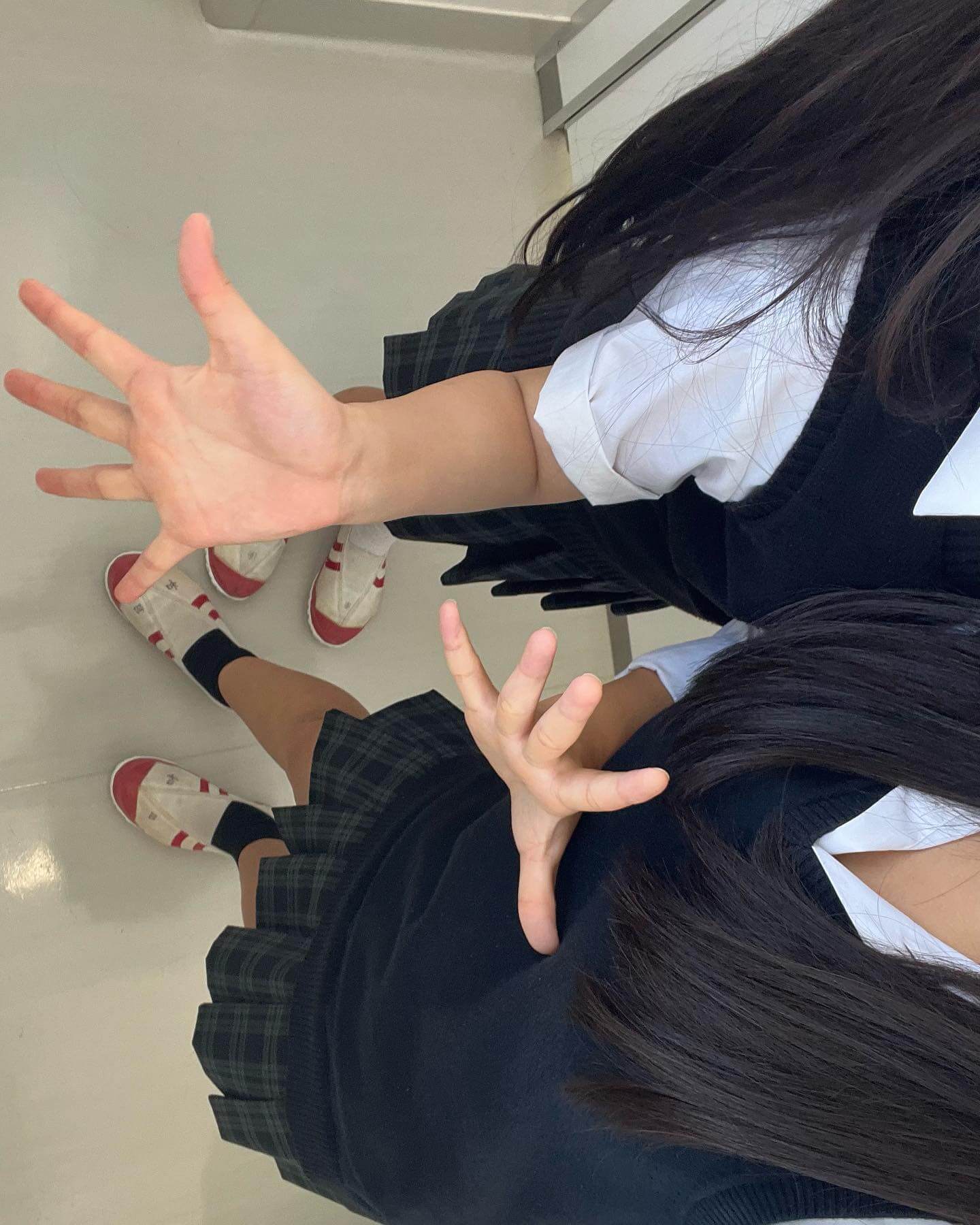 【画像】女子高生のこんな手でシコシコされたらすぐ出ちゃいそうな手写真