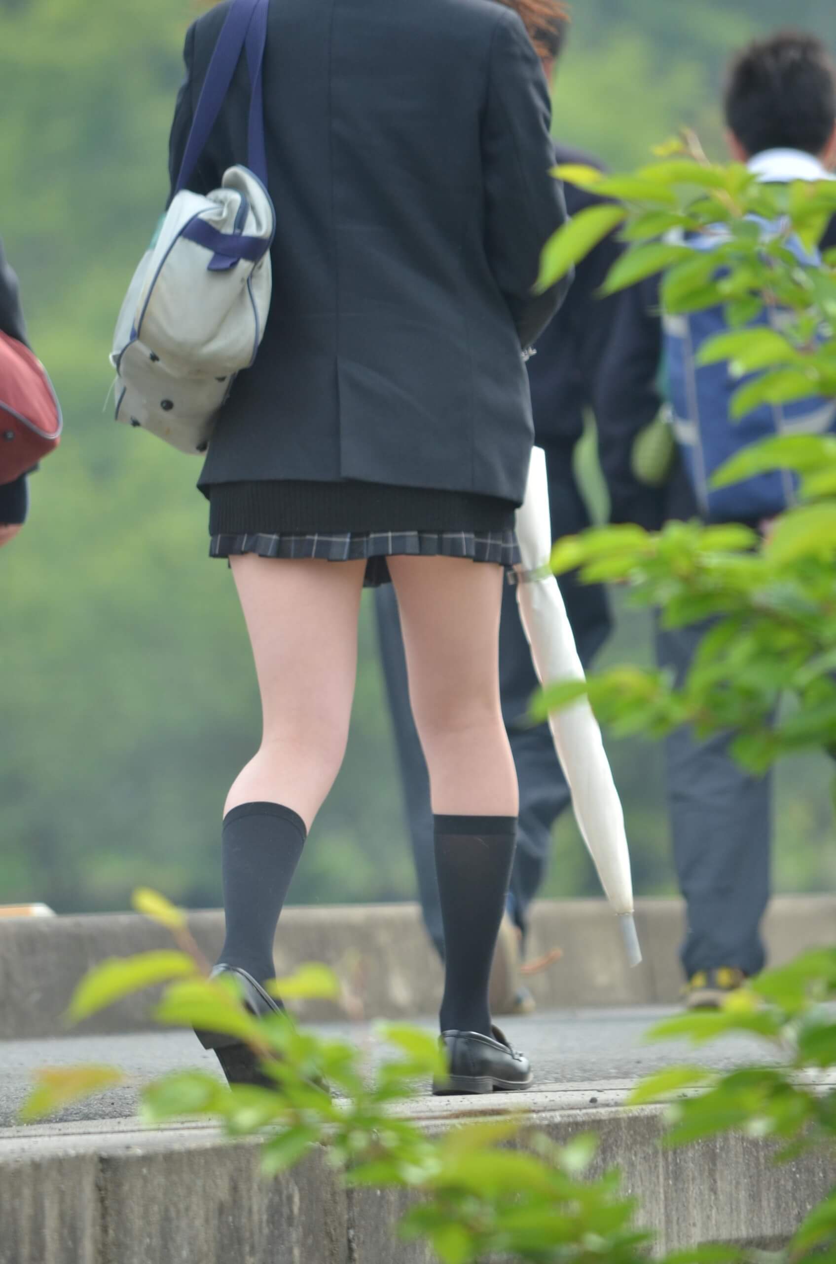 【画像】男ってこういうミニスカＪＫが居たらだいたいふとももチラ見してるよなｗｗ