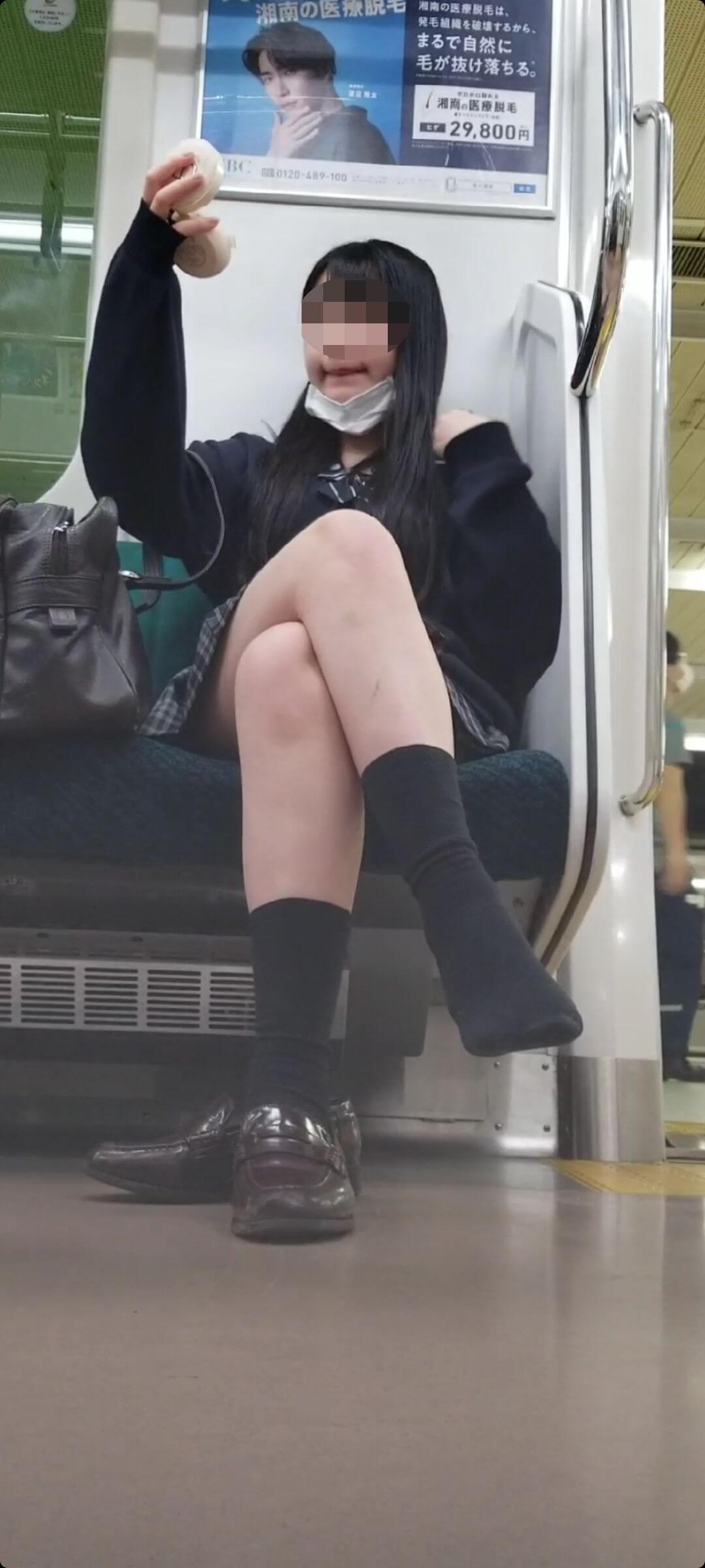 【画像】生意気そうな足組み女子高生の前に正座で観察したいぜｗｗ