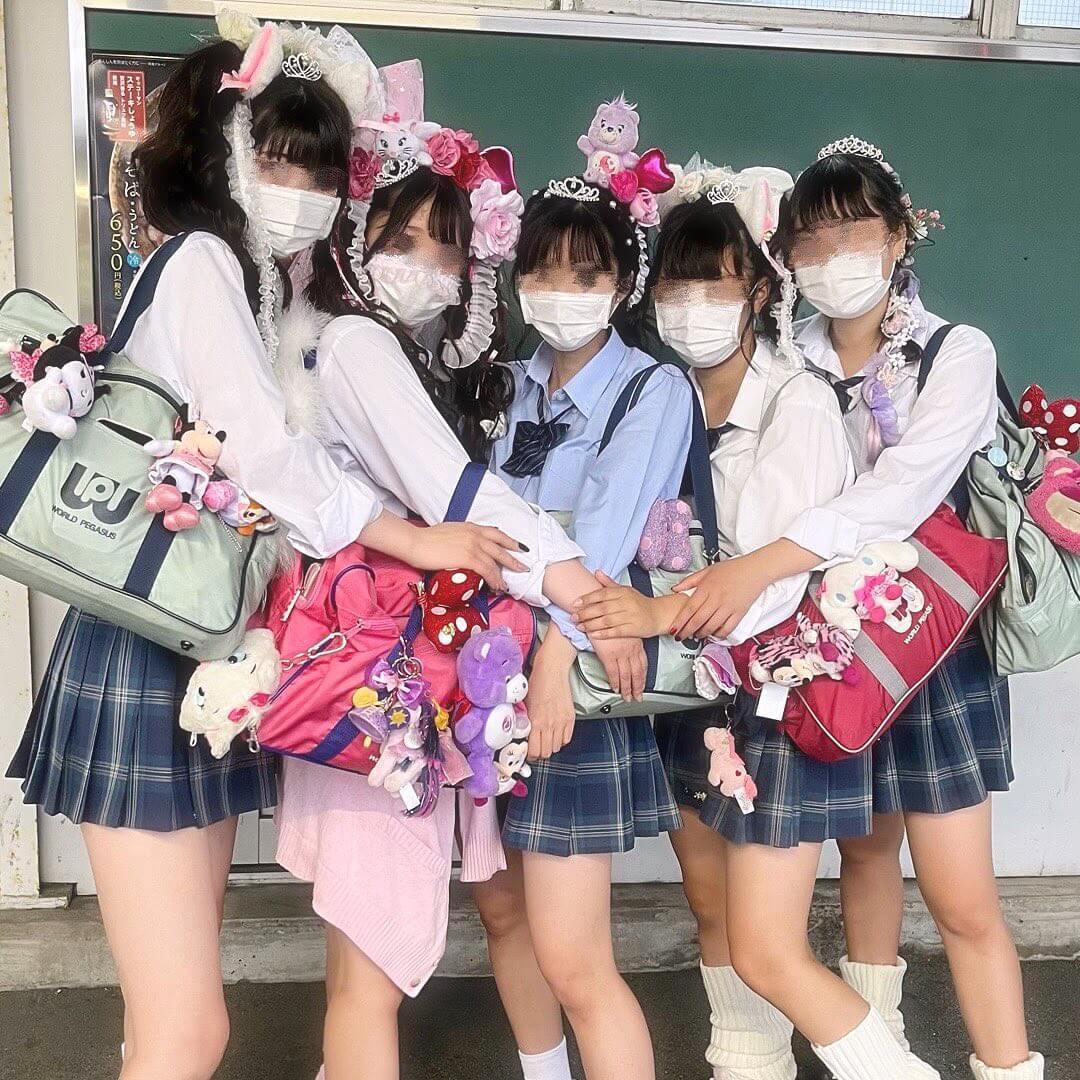 【画像】うひょ～いっぱいの制服ＪＫ様に囲まれてシコシコしたいんゴね～
