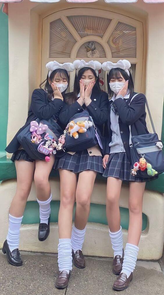 【画像】目の前にこんな女子高生の生脱ぎルーズソックスがあったら何発イケるやら・・・