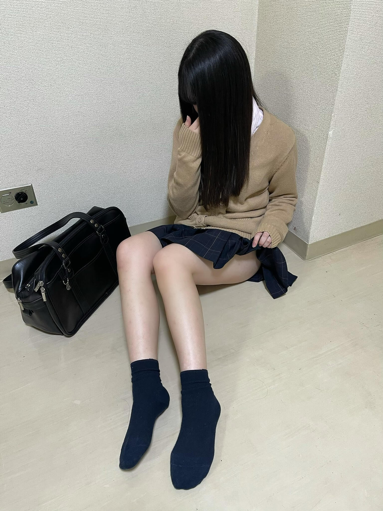 【画像】ロリ×制服×黒髪ってだけで勃起不可避なＪＫリフレ嬢ちゃんたちがシコ