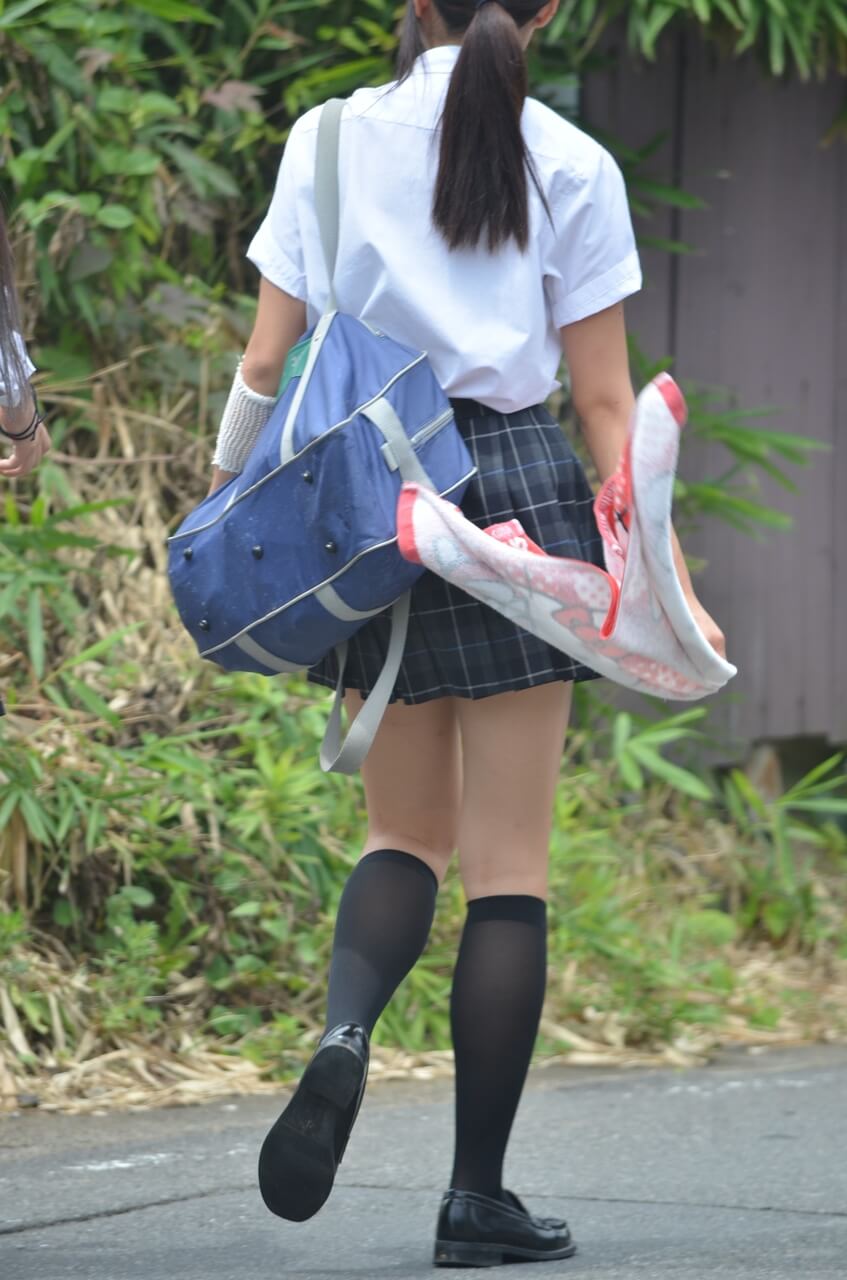 【画像】こういう通学ＪＫって車から撮ってるんか？ご近所さんか？ｗｗ