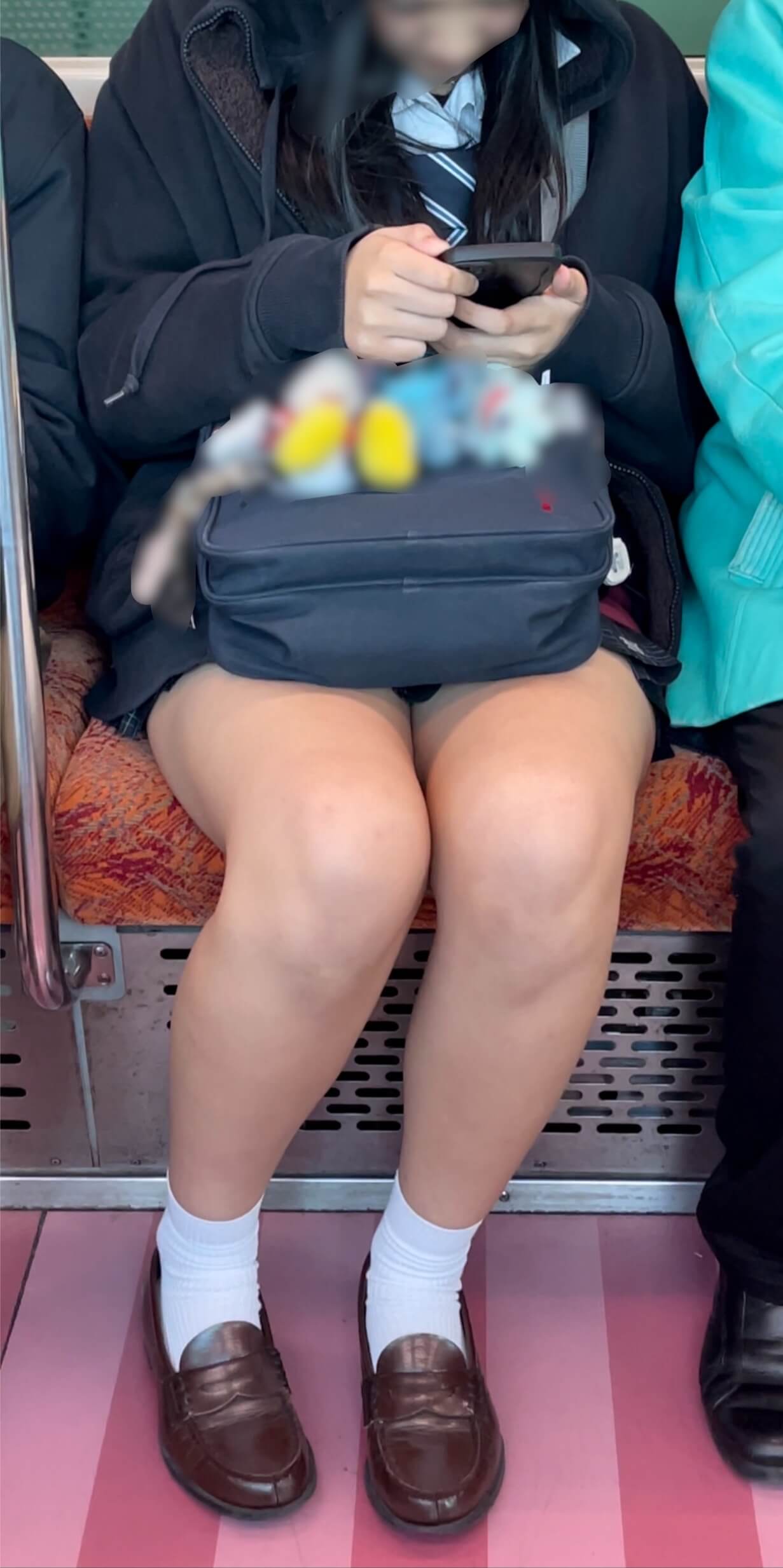 【画像】電車でこんなベスポジでも制服ＪＫを撮っちゃダメた撮っちゃダメだ